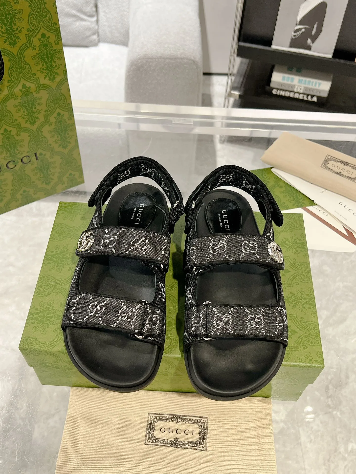 👟👟Ex-factory price 520👟👟 The latest Guccl24ss new product Double G women's Velcro sandals 😎 These flat sandals are designed with Velcro straps, which are modern and sporty, bringing comfort. This accessory is crafted from light blue and ivory white GG denim fabric. The upper straps are decorated with elegant Double G-shaped accessories, showing a unique style. Gucci’s classic presbyopic cloth surface…hot diamond surface…TPU non-slip outsole…ZP molded midsole feet…original metal buckle/rhinestone surface Code number: 35 to 42 (41.42 is custom-made and cannot be returned or exchanged)